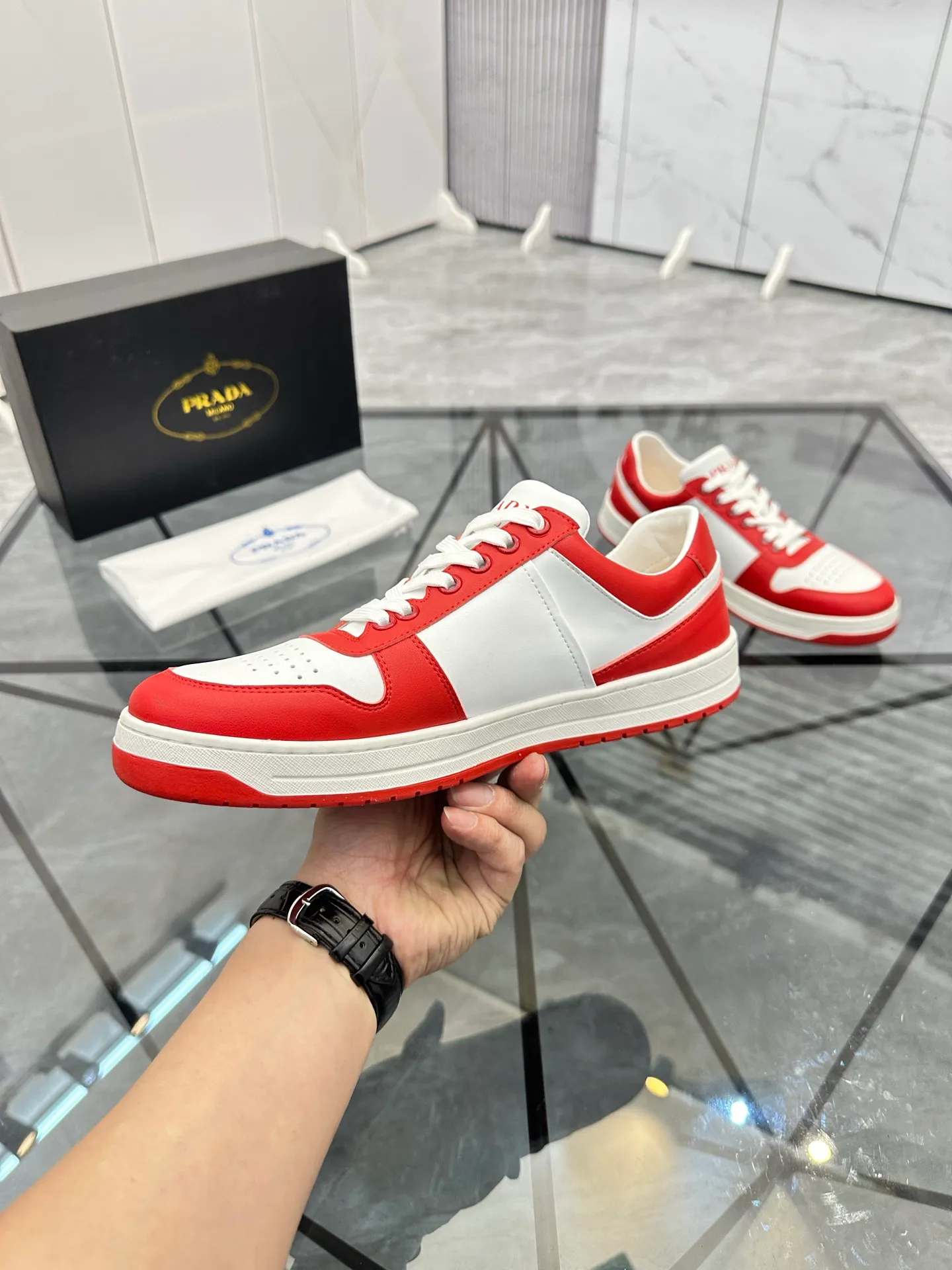 Men's shoes: 💰P400¥ Product trademark: Prada *"Prada*" low-top casual shoes Regular size: 38-44 (can be customized to 45) Product materials: imported cowhide upper, sheepskin lining, original outsole. Number: 020